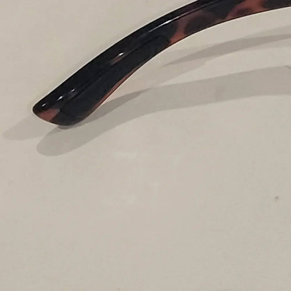 Tifosi Mast SL wrap around tortoise frame sunglasses. Unisex.